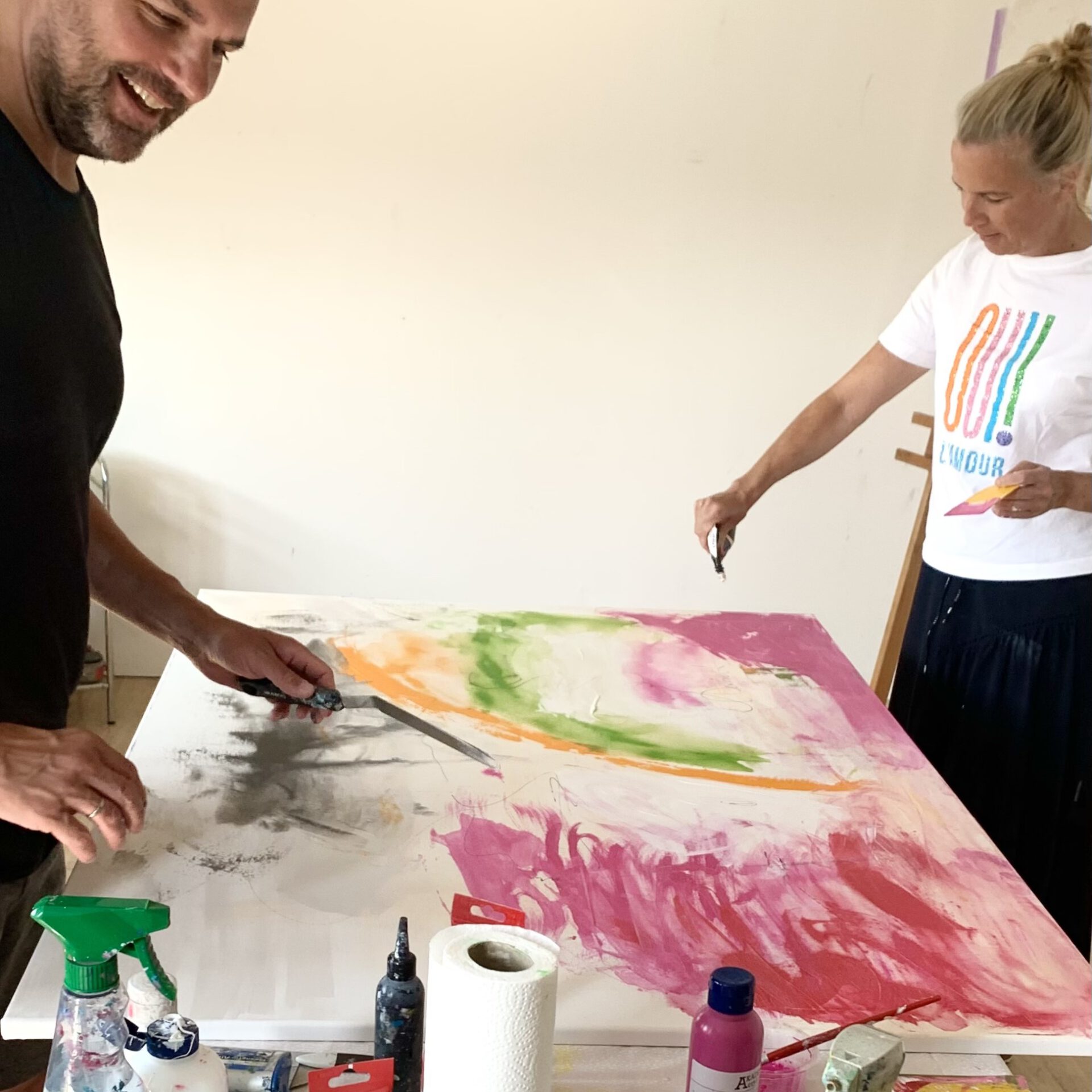 Paar gemeinsam an der eklinwand beim art-day