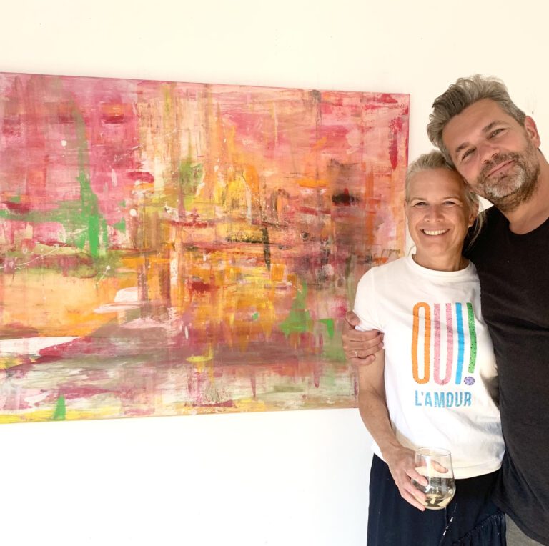 Paar ganz stolz und zufrieden vor ihem großen, abstrakten Werk bei art-day, mit viel orange und rot, sehr harmonisch