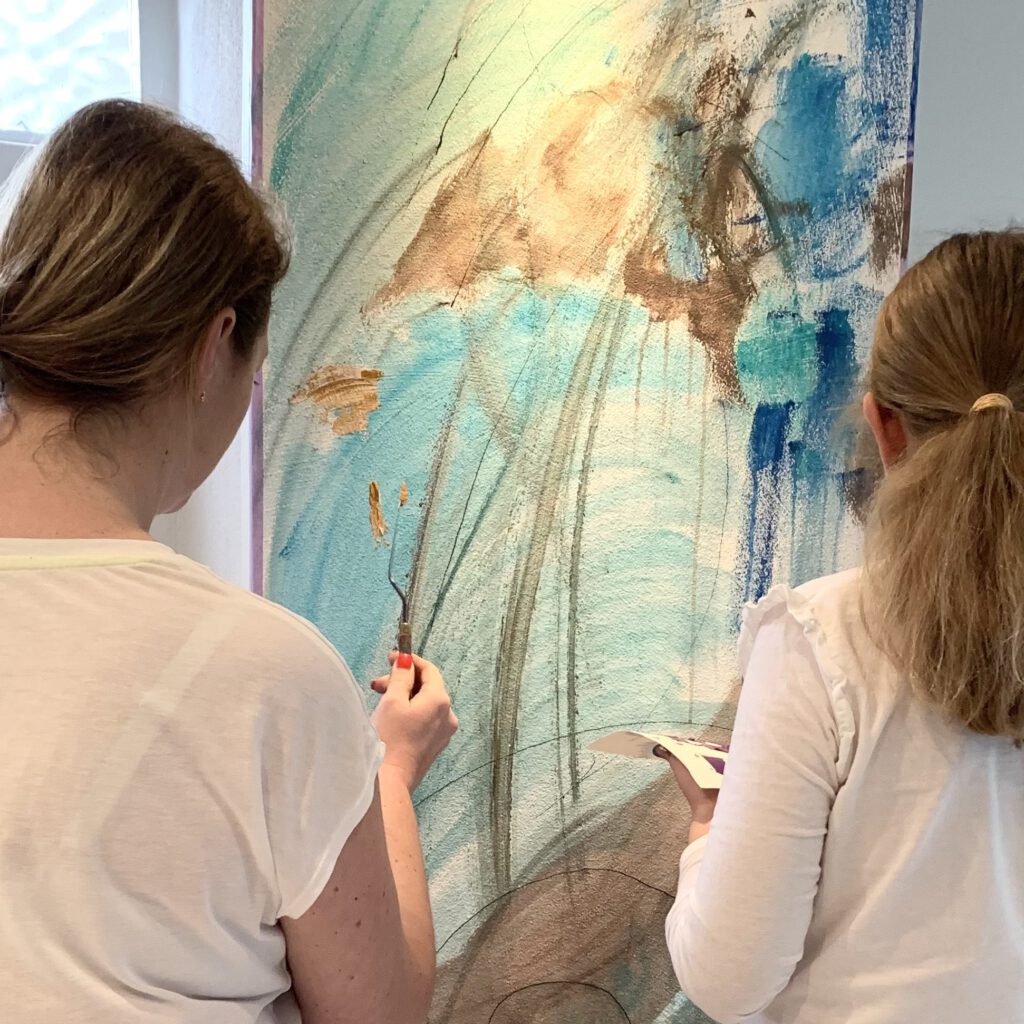 Mutter und Tochter gemeinsam an einem großen Werk beim art-day
