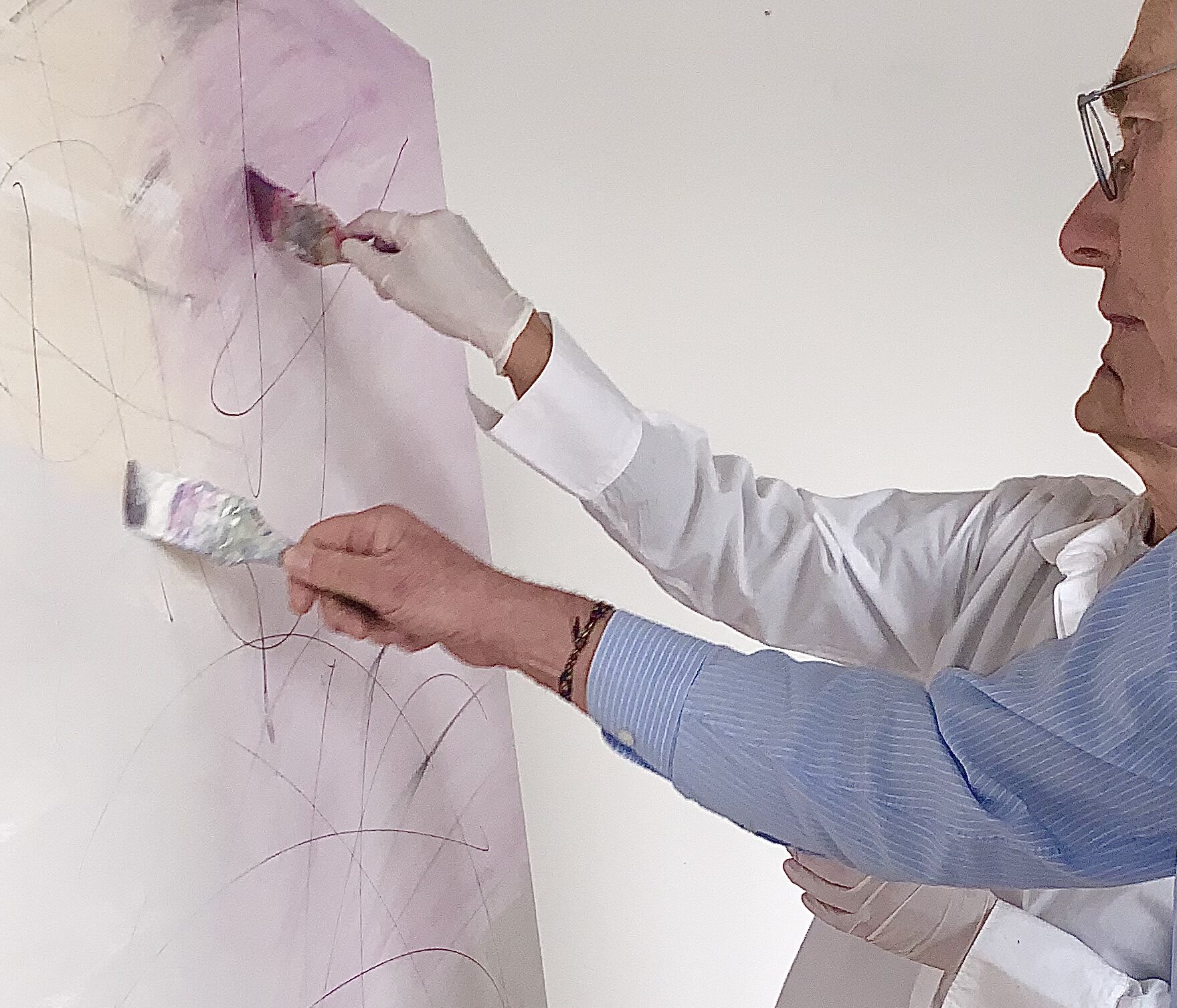 Paar, beide mit Pinsel in der Hand gemeinsam an der Leinwand beim art-day
