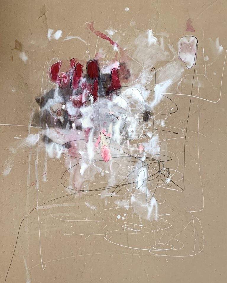 abstraktes Bild, mit gestischen weißen Inhalten, wirken floral, auf braunem Papiergrund