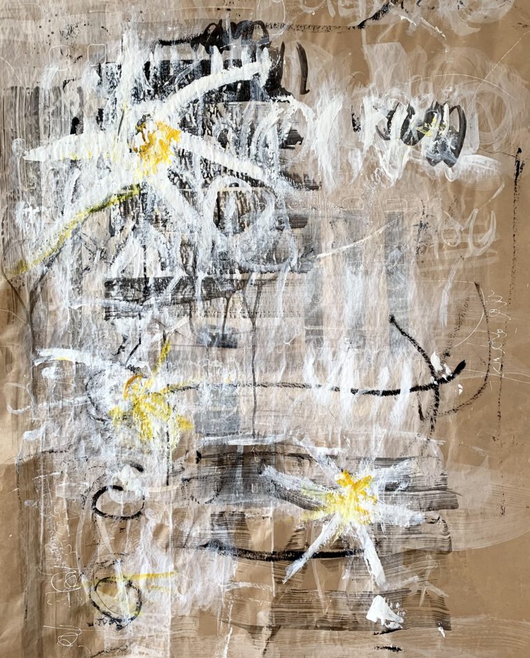 abstraktes Bild, gestische Elemente in weiß, etwas schwarz und gelb auf braunem Grund, assoziation zu Sonne oder Blumen