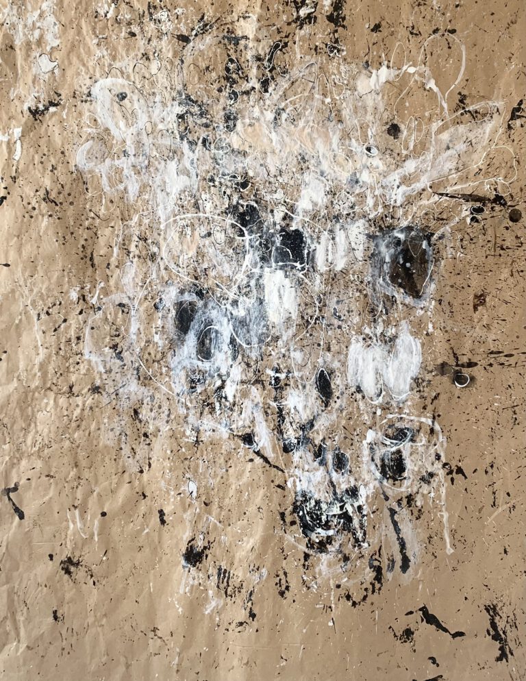 abstraktes Bild aus weißen und schwwarzen runden Elementen und Zecihnung aus weiß, schwarz auf braunem Papiergrund