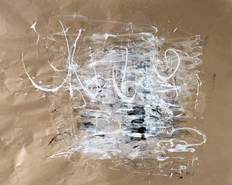 abstraktes Bild, weiße und etwas schwarze Fläche und gestische weiße Elemente, wie schrift auf braunem Grund